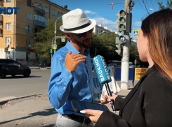 «Красный - внизу, пролетариат»: волгоградцам пришлось вспоминать порядок цветов флага России