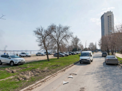 Волгоградцев зовут решить судьбу пустыря-парковки на улице Чуйкова