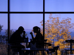 Волгоградцу не хватило денег расплатиться в кафе, и он обвинил в краже свою спутницу