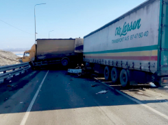 Снесла блоки и ограждение: в Волгоградской области крупная авария с фурами