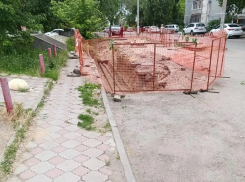 «Разрыто уже больше года!»:  на брошенную коммунальщиками яму пожаловались волгоградцы