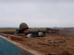 Волгоградских мобилизованных учат тактической стрельбе из неудобных положений