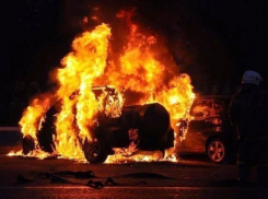 В Волгограде из-за поджога ночью сгорел Peugeot