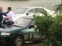 Полиция не завела дела на водителя депутата-единоросса, избившего служащего в Волжском