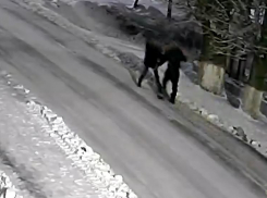 Нападение на прохожего возле кафе в Иловле попало на видео