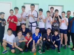 10-кратный чемпион мира по тхэквондо провел урок физкультуры в лицее Волгограда