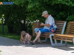 В мэрии Волгограда вспомнили про урны и скамейки во дворах: кому повезет
