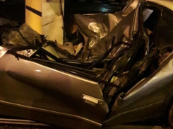 В Волгограде Mitsubishi на скорости врезался в опору АЗС: 2 погибли