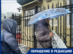 «Женщина шла на операцию, не пропустили»: скандальную очередь у больницы №25 Волгограда сняли на видео