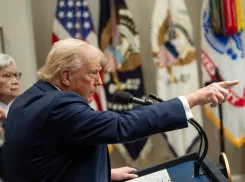 Не свихнувшийся дед, это манера вести бизнес: политтехнолог о трамповской критике Путина