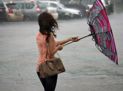 Сильный ветер до 16 м/с угрожает Волгограду