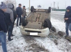 Водитель даже не пострадал в перевернувшейся в Волжском «Ладе» 
