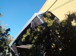 Сильный ветер снес в Волгограде козырек шахты и шатер