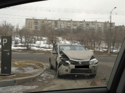 Из-за машины рекламщиков в больницу Волгограда попал водитель легковушки