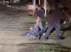 Мужчину вынесли из охваченного огнем дома под Волгоградом — видео