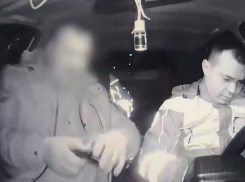 Умолял не давать ему взятку волгоградский инспектор ДПС - видео