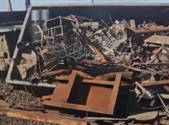 Причиной схода вагонов грузового поезда в Котлубани могла стать атака БПЛА — видео