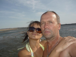 Стала известна дата похорон супругов из Волжского, разбившихся в ДТП на скользкой дороге