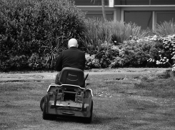 Волгоградец трижды выстрелил из охотничьего ружья в семейную пару из-за шумной газонокосилки