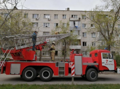 Жильцы дома на юге Волгограда поблагодарили пожарных за спасение женщины с ребенком