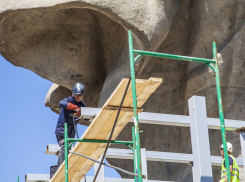 В Волгограде с постамента Родины-матери сняли гранит