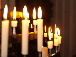 В Жирновске священник пытался «выкурить» приставов из дома сына