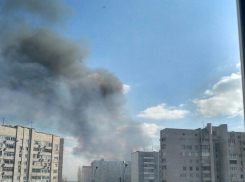 Жители севера Волгограда постят в соцсети фотографии сильного пожара 
