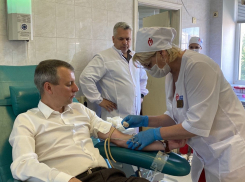 Волгоградский депутат Госдумы самоотверженно сдал пол-литра крови