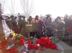 Волгоградцы на траурном митинге почтили память погибших во время прошлогоднего теракта