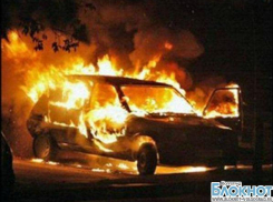 Под Волгоградом в автомастерской сгорело три автомобиля
