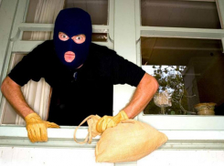  В Волжском грабитель угрожал хозяину квартиры шилом