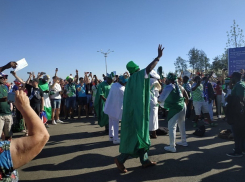  Нигерийские болельщики устроили ритуальные танцы у входа на стадион «Волгоград Арена»