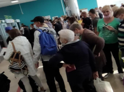 «Грудные дети кричали от духоты»:  очередь из 190 пассажиров выстроилась в волгоградском аэропорту