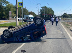 Врезавшийся в грузовик Fiat опрокинулся на юге Волгограда