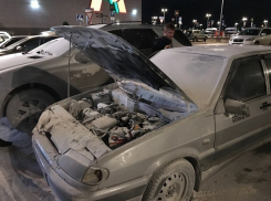 В Волгограде прямо на стоянке «Акварели» загорелся автомобиль