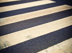  20-летний водитель за рулем Kia сбил пенсионерку на переходе в Волгоградской области и уехал