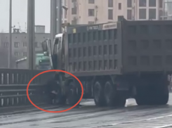 Водителя едва не раздавил грузовик, который он пытался остановить в Волгограде