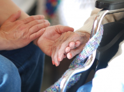 В Волгоградской области официальные зарплаты соцработников сравнялись с зарплатами воспитателей