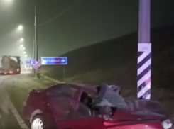 Hyundai «намотало» на столб, погиб пассажир: смертельная авария под Волгоградом попала на видео 