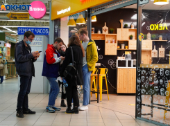 «В магазине без кода не продали детское питание»: волгоградцы рассказали о нелепых QR-правилах