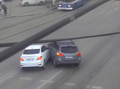 На видео попало столкновение двух иномарок в Волгограде