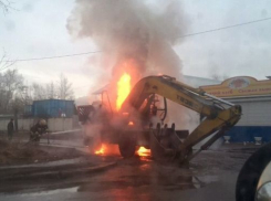 Два экскаватора сгорели под Волгоградом