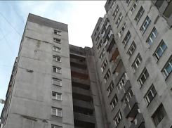 На юге Волгограда парень под спайсом выпал из 16-ти этажного дома