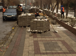 На набережной Волгограда  в декабре начали укладывать тротуарную плитку