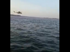 Экстремально низкий полет вертолета над рекой сняли на видео под Волгоградом