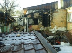 Соседи погибшей на пожаре волгоградской семьи остались без крыши и дома 