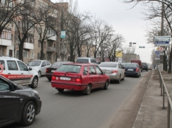 Сломанная фура парализовала движение на Второй Продольной магистрали 