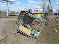 Сильный ветер снес остановку у общежития ВолГУ