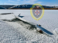 Волгоградский рыбак провалился под лед во время поисков автомобиля