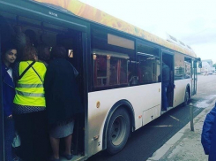 Кондуктор автобуса «Питеравто» едва не вывалилась из переполненного салона в Волгограде 
